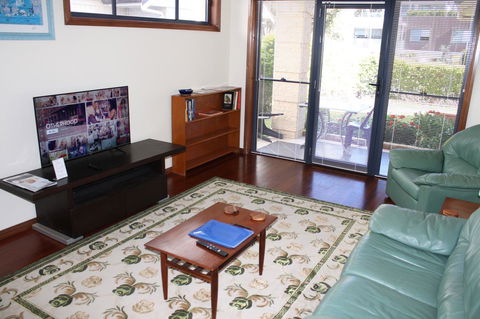 Serenity On Narrabeen Beach - 1Bdr Beachside Retreat - Kingaroy Accommodation 7