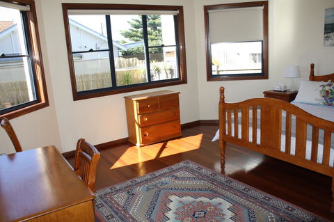 Serenity On Narrabeen Beach - 1Bdr Beachside Retreat - Kingaroy Accommodation 3