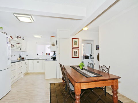 Monaco Court Apartment Adelaide - Kingaroy Accommodation 3