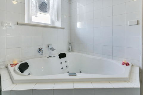 \'THE CHURCH\' Guest Home, Gawler Barossa Region - Kingaroy Accommodation 6