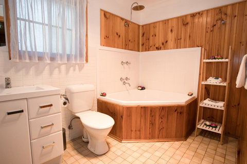 Seppelts View Cabins - Kingaroy Accommodation 5