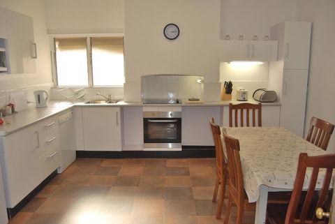 Jacaranda Cottage - Kingaroy Accommodation 3