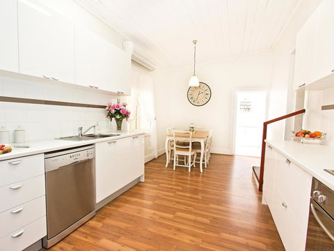 Queen's Cottage Barossa Valley - Kingaroy Accommodation 4