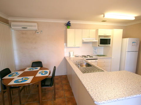 Lake Edge Apartments - Kingaroy Accommodation 7