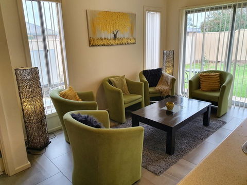 Explore Adelaide, Gawler, The Barossa And Clare Valleys All-in-one - Kingaroy Accommodation 1