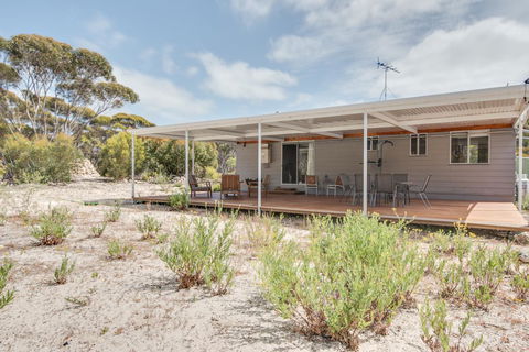 The Island House - Kingaroy Accommodation 6