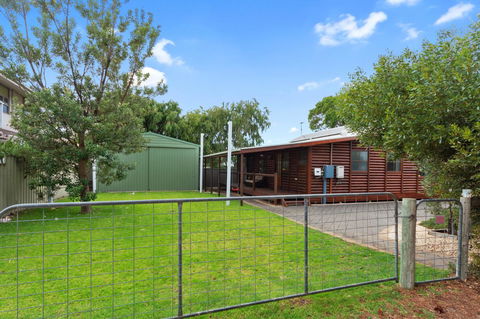 The Log Cabin - 47 Jetty Road - Kingaroy Accommodation 6