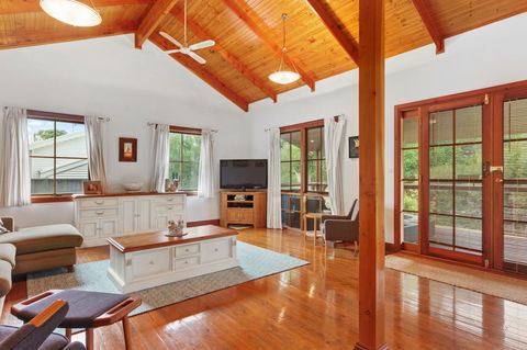 The Log Cabin - 47 Jetty Road - Kingaroy Accommodation 1