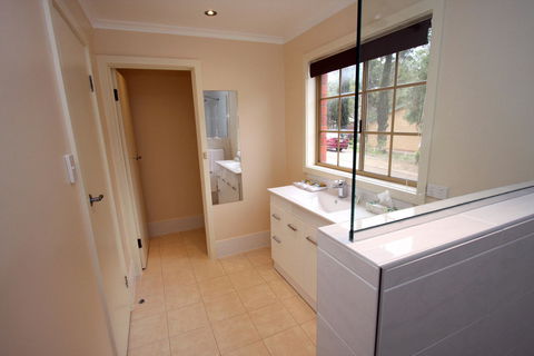 Clare Central - Kingaroy Accommodation 11