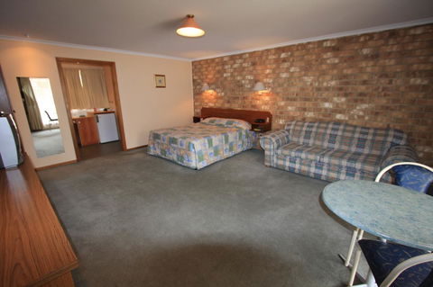 Clare Central - Kingaroy Accommodation 8