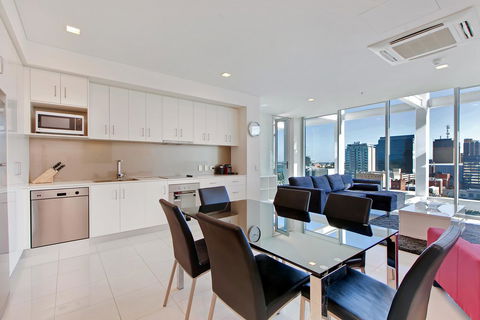 Light And Spacious, Stunning Views Of Adelaide - Kingaroy Accommodation 3