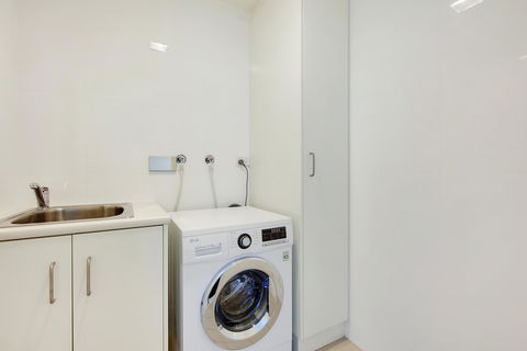 Light And Spacious, Stunning Views Of Adelaide - Kingaroy Accommodation 10