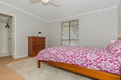 Desert Pea - Kingaroy Accommodation 9