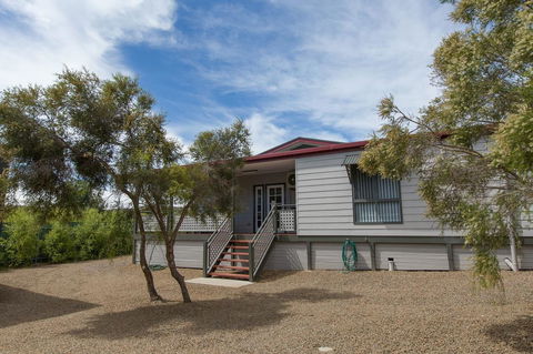 Desert Pea - Kingaroy Accommodation 11