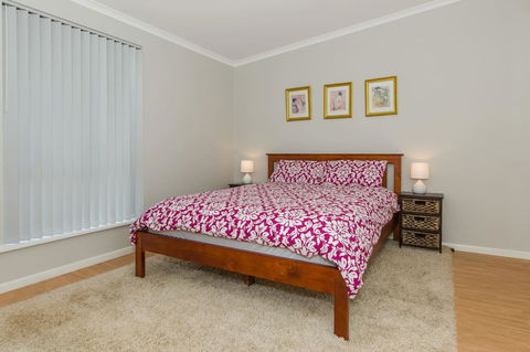 Desert Pea - Kingaroy Accommodation 8