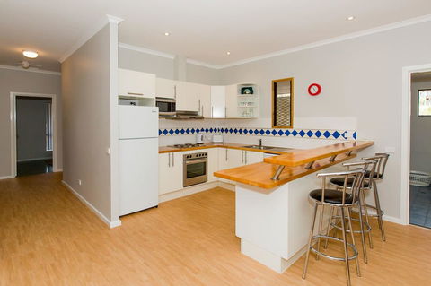 Desert Pea - Kingaroy Accommodation 7