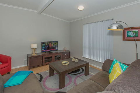 Desert Pea - Kingaroy Accommodation 3