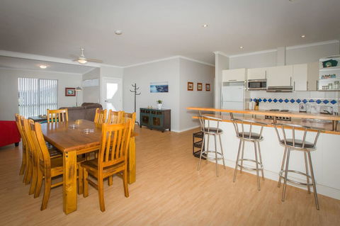 Desert Pea - Kingaroy Accommodation 5