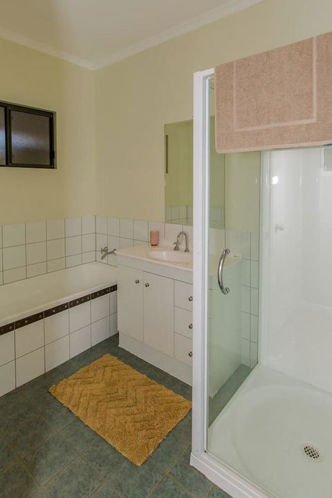 Desert Pea - Kingaroy Accommodation 13