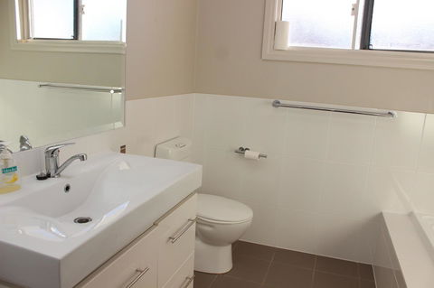 Waterfront On Osprey - Kingaroy Accommodation 24