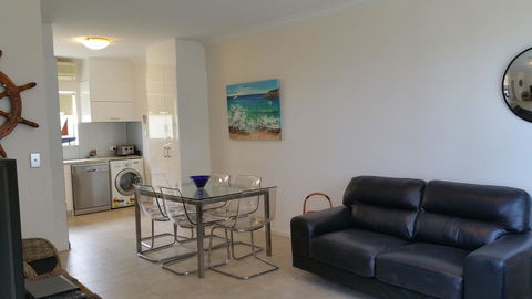 Acaill Accommodation Esplanade Living Self Check-In Self Check-Out - Kingaroy Accommodation 2