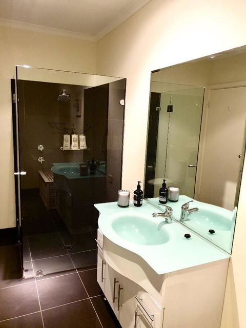 Luxurious 3 Bedroom Beachfront - Panoramic Views - Kingaroy Accommodation 10