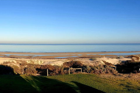 Luxurious 3 Bedroom Beachfront - Panoramic Views - Kingaroy Accommodation 13