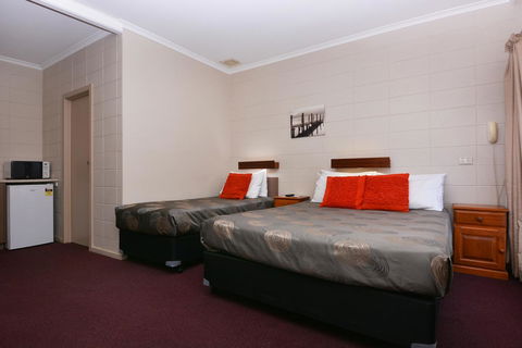 Motel Poinsettia - Kingaroy Accommodation 4
