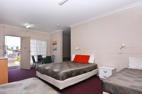 Motel Poinsettia - Kingaroy Accommodation 21