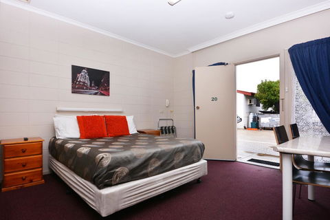 Motel Poinsettia - Kingaroy Accommodation 3
