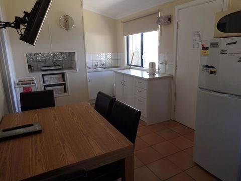 Lazy Lobster Holiday Units & Chalets - Kingaroy Accommodation 6