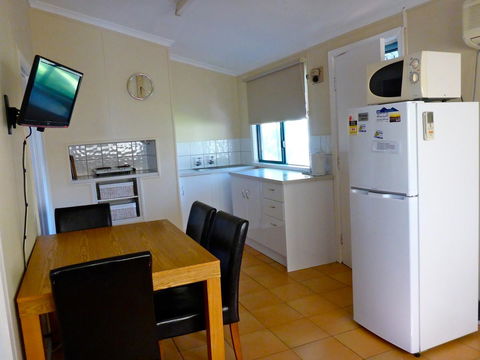 Lazy Lobster Holiday Units & Chalets - Kingaroy Accommodation 24