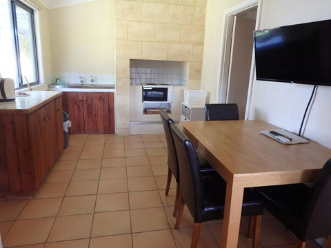 Lazy Lobster Holiday Units & Chalets - Kingaroy Accommodation 4