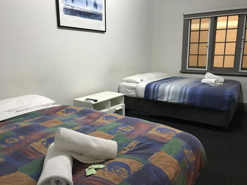 The Emperors Crown Hostel - Kingaroy Accommodation 8