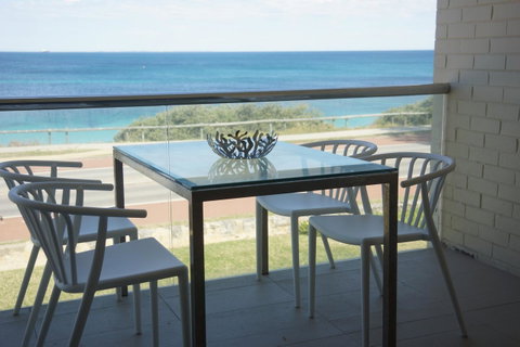 Cottesloe Beachfront Ocean View Apartment - Kingaroy Accommodation 5