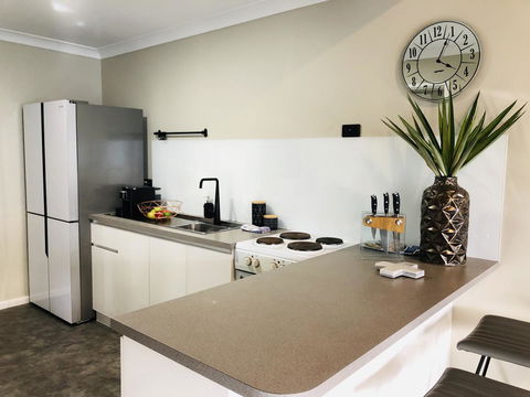West Beach Lagoon 220 Stylish And Cozy - Kingaroy Accommodation 5