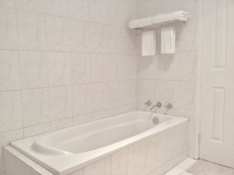 Perth Lake Side Lodge - Kingaroy Accommodation 13