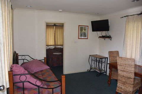 Mount Barker Valley Views Motel & Chalets, Western Australia - Kingaroy Accommodation 36