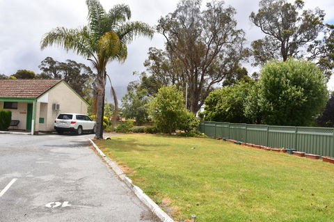 Mount Barker Valley Views Motel & Chalets, Western Australia - Kingaroy Accommodation 21
