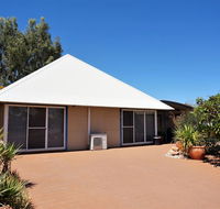 Osprey Holiday Village Unit 110 - Wake up to the birds in your 4 poster bed with a view - Kingaroy Accommodation
