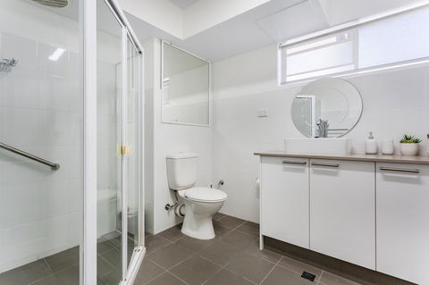 Laman Lodge, Unit 2, 15 Laman Street - Kingaroy Accommodation 11