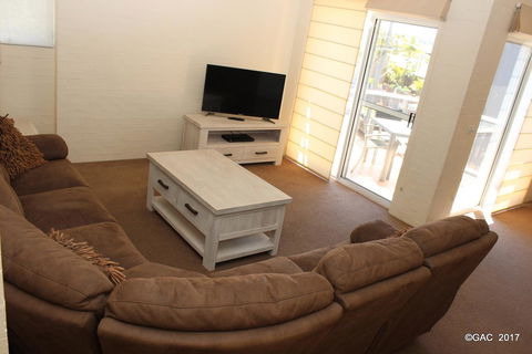 Mollymook Cove Apartments - Kingaroy Accommodation 14