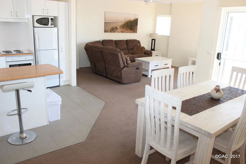 Mollymook Cove Apartments - Kingaroy Accommodation 29