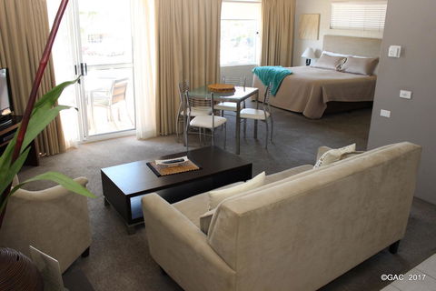 Mollymook Cove Apartments - Kingaroy Accommodation 19