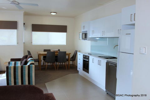 Mollymook Cove Apartments - Kingaroy Accommodation 15
