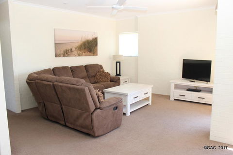 Mollymook Cove Apartments - Kingaroy Accommodation 9