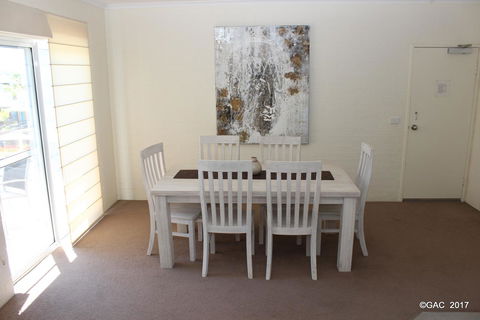 Mollymook Cove Apartments - Kingaroy Accommodation 13