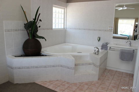Mollymook Cove Apartments - Kingaroy Accommodation 8