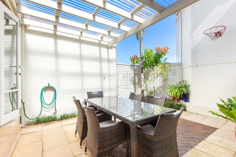 Kensington Self-Contained Modern House (89BROM) - Kingaroy Accommodation 9
