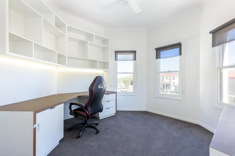 Kensington Self-Contained Modern House (89BROM) - Kingaroy Accommodation 11